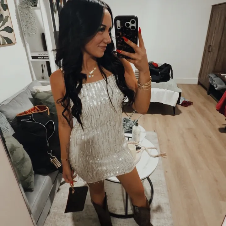 @anaadams_