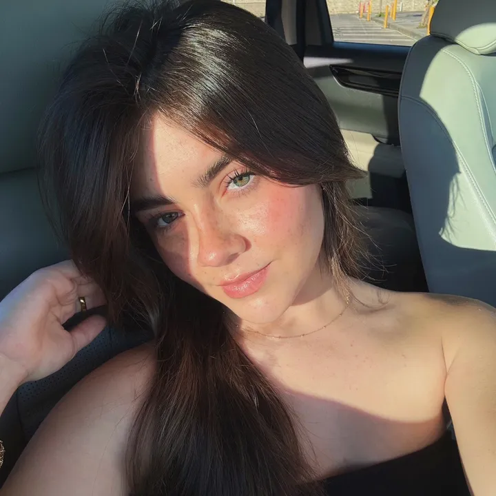 @_alexamb_