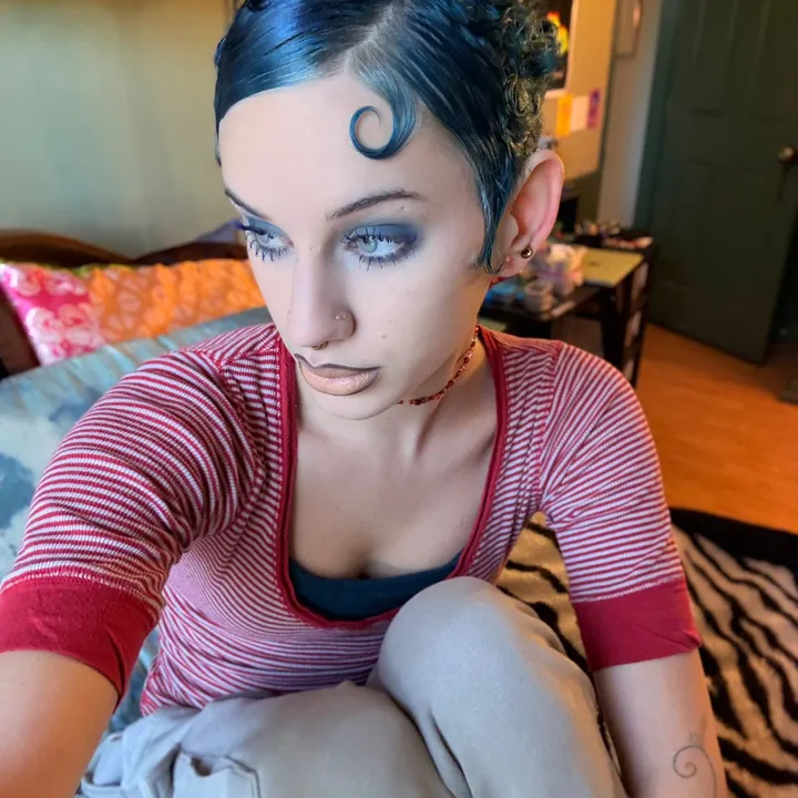 latina_azul