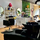 @poutwinkglowbeautybar