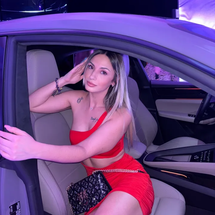 @whoissilaryy