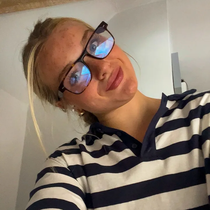 @izzymhjones