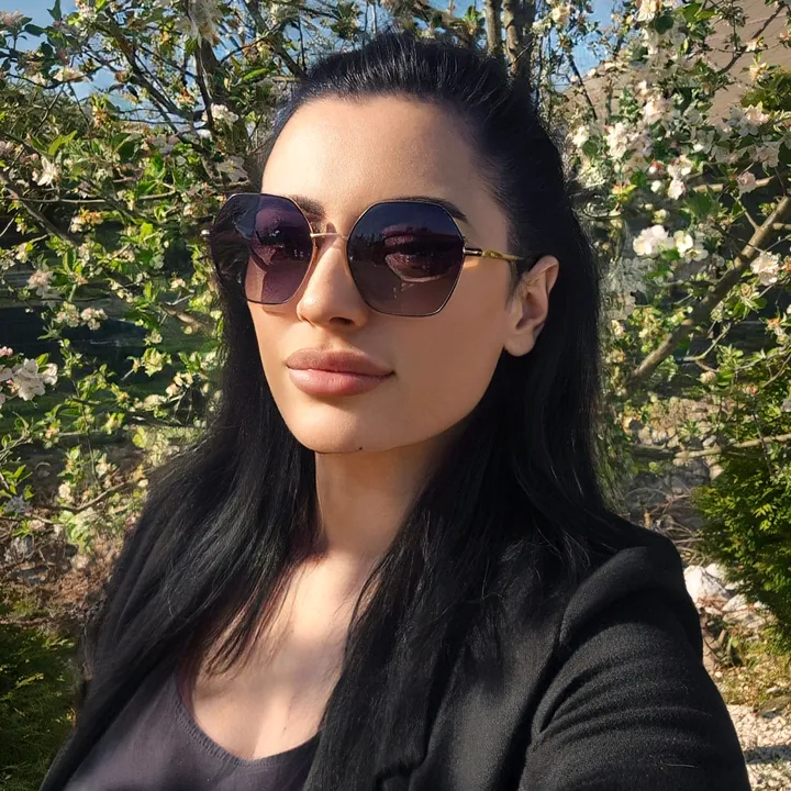@miraelena21