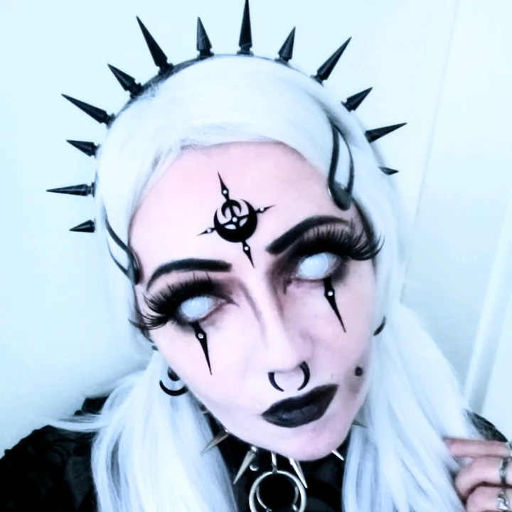 luna_shy