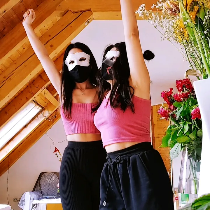 @heistsisters