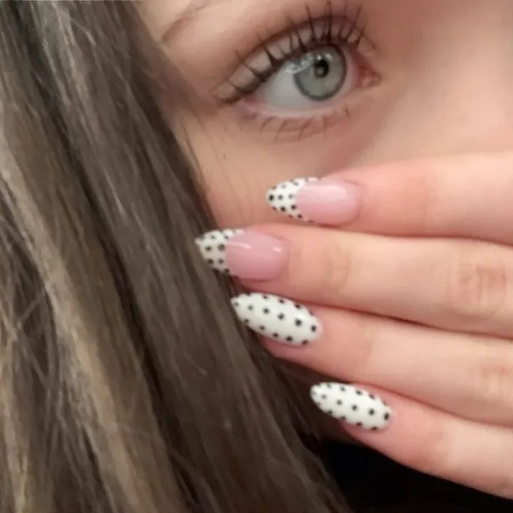 @akrcella