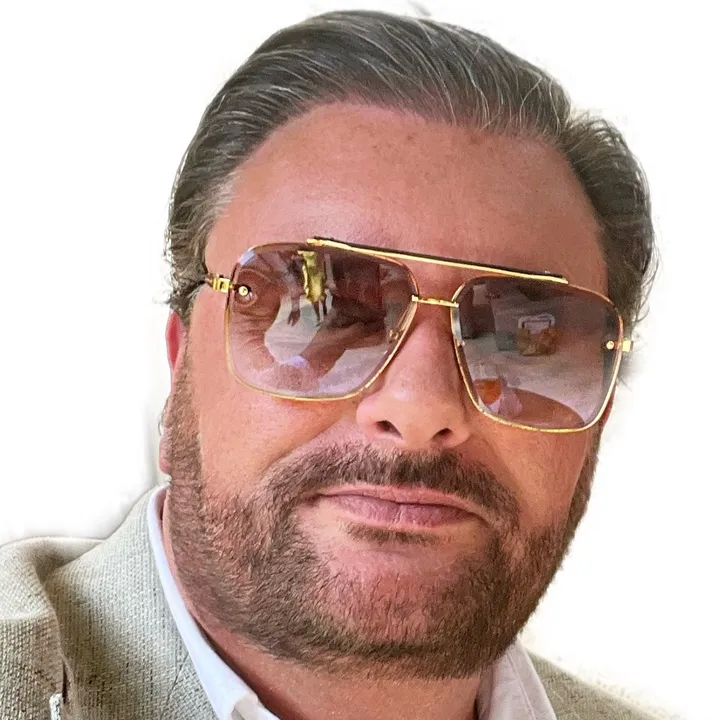 @roberthisee