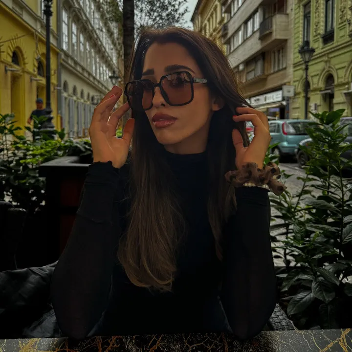 @itslaraschobert