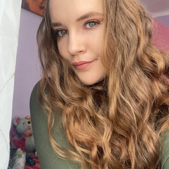 @corinaleon