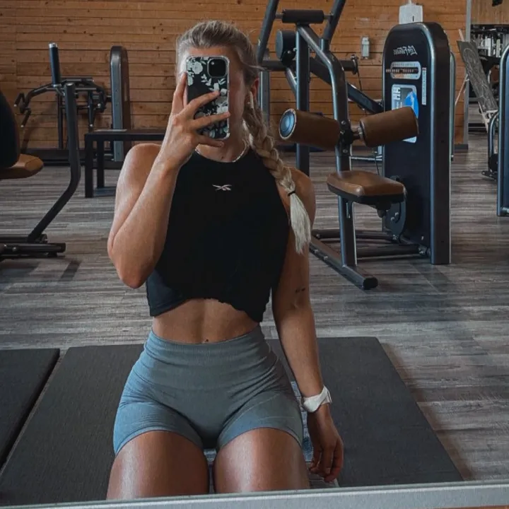 laraleavesthezone