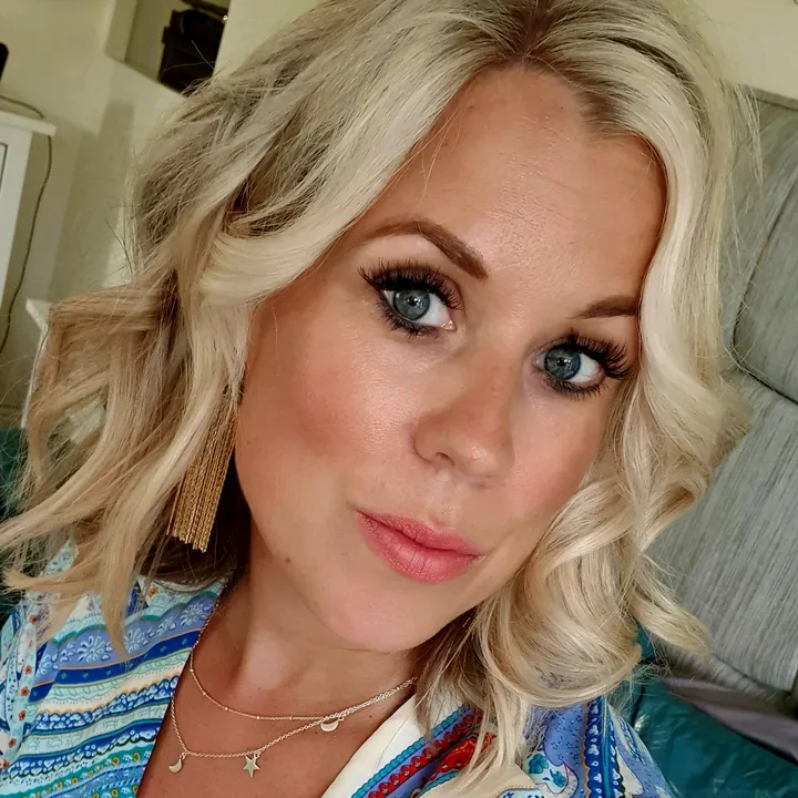@debbielouisekelly