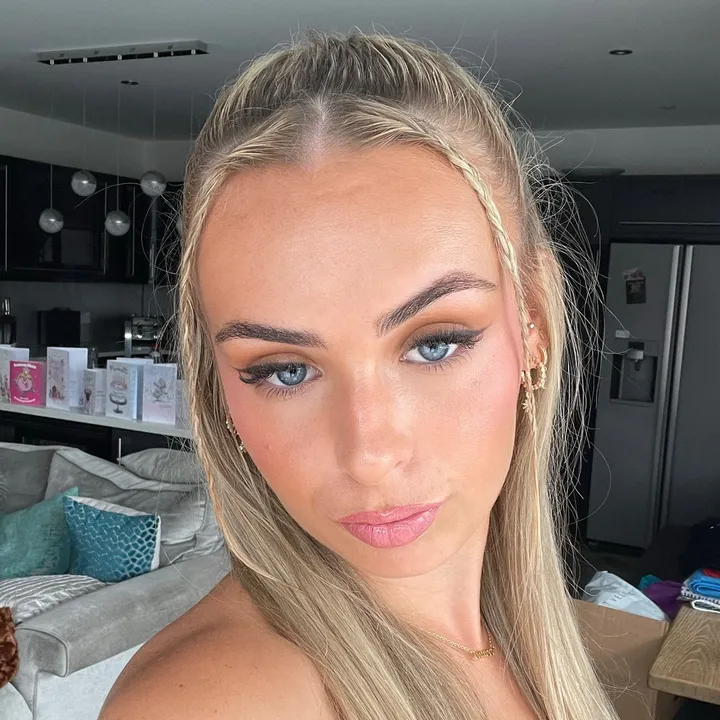 @laurafayeginnelly