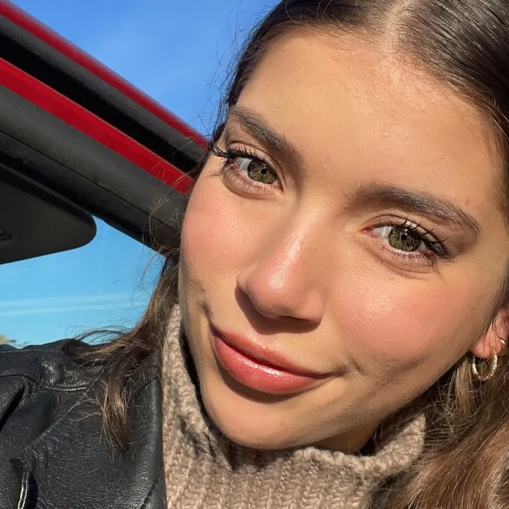 @famousanais
