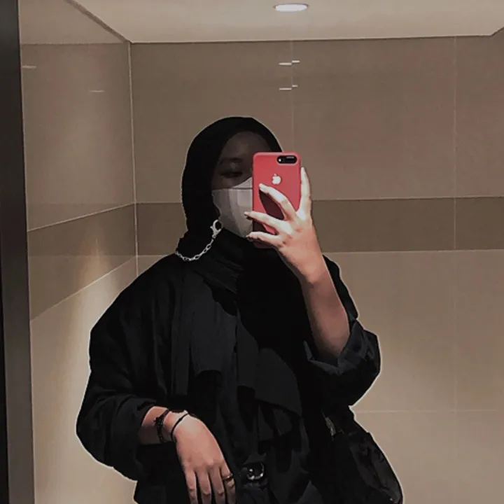 @urmomshaa