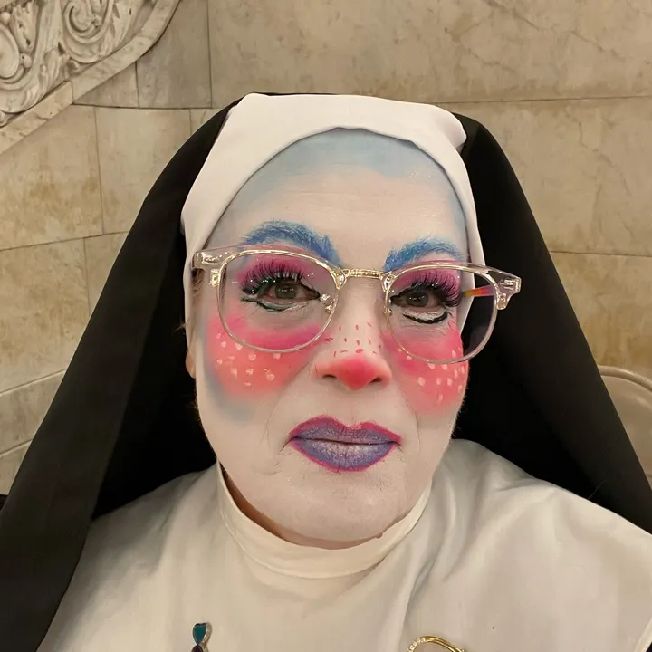 sister_minnie_pause