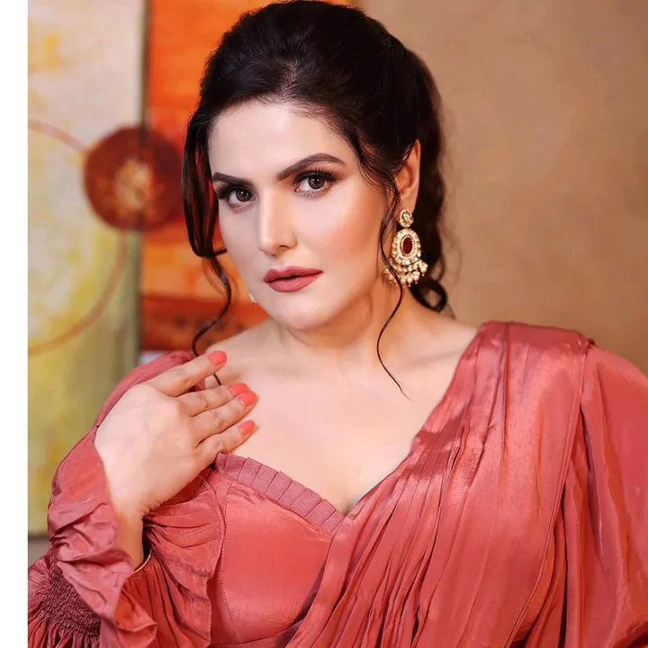 @zareen_khan25