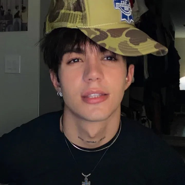 @carlhoos_