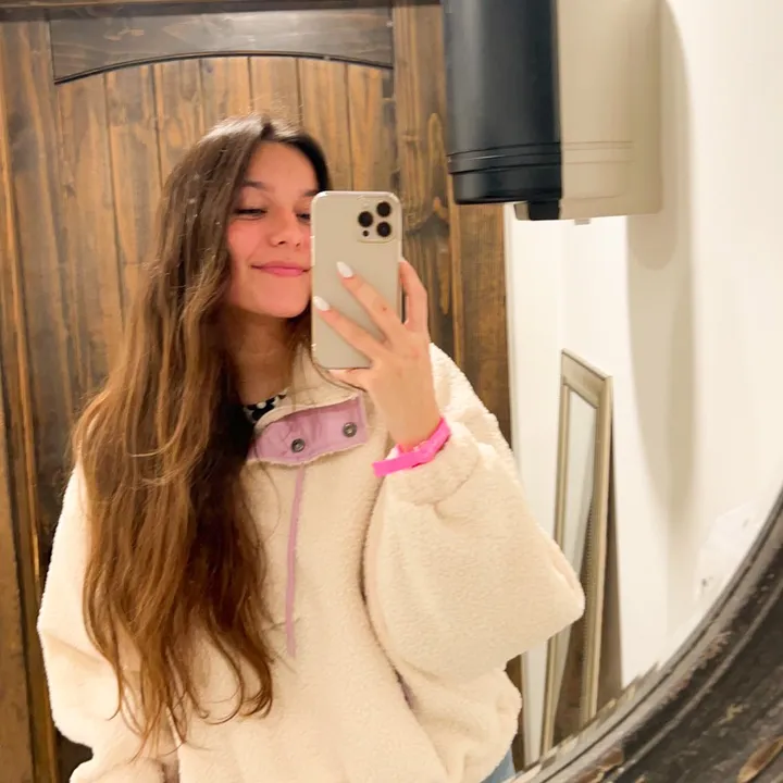 @juliaapoee