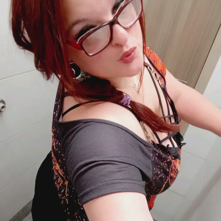 @curvybratbabe71