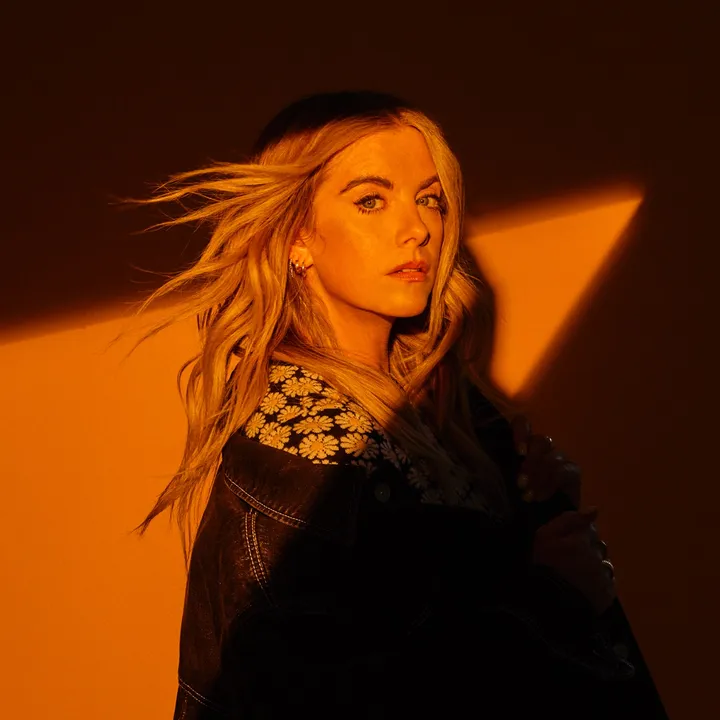 lindsayellofficial