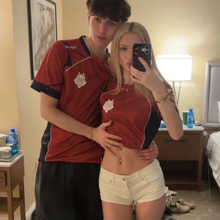 @lillyonnax