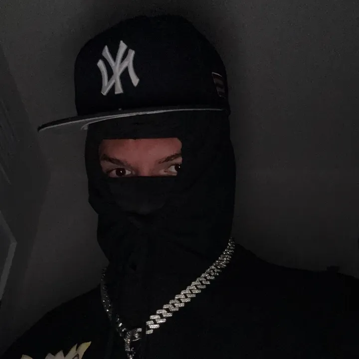 @justinloui_