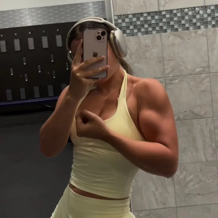 @melanielifts