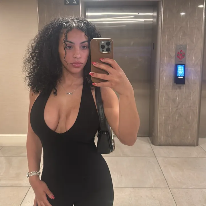 @_.curlygurlll._